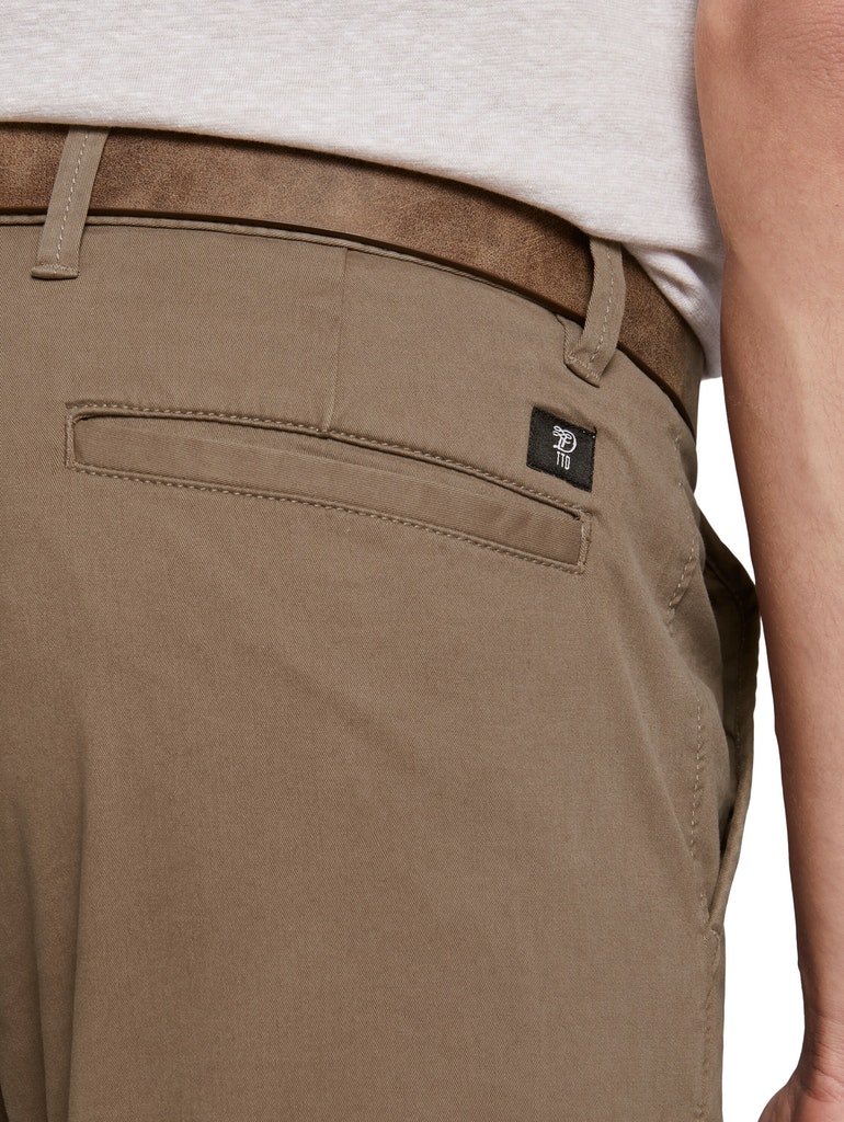 Chino Hose mit Gürtel